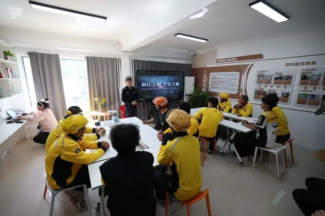 勁松為新就業群體提供232張床位，女性配有梳妝檯