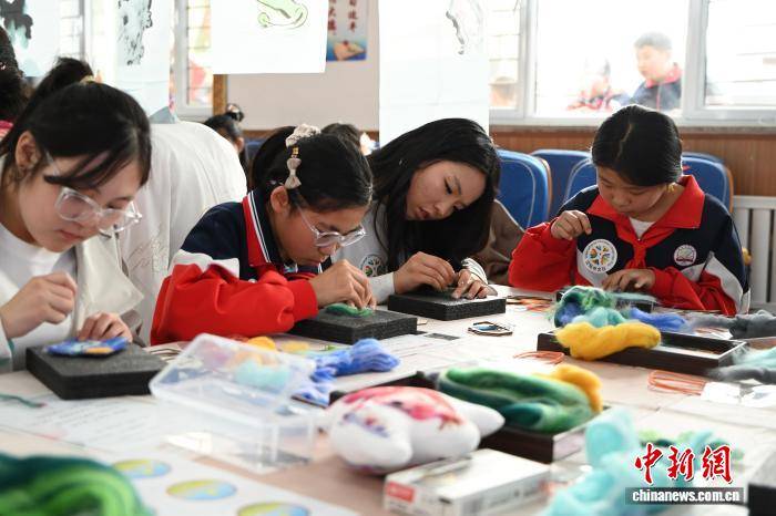 內蒙古：來華留學生與鄉村小學生共上中文課