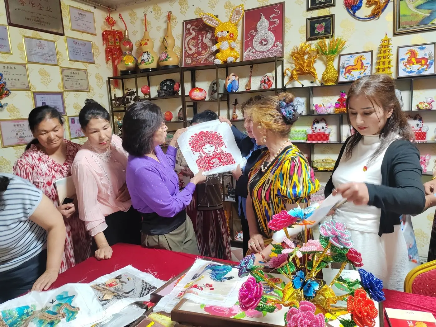 輪臺縣塔爾拉克鄉婦聯聯合巴州阿依古麗刺繡農民專業合作社舉辦“讀書學習+刺繡工學”活動