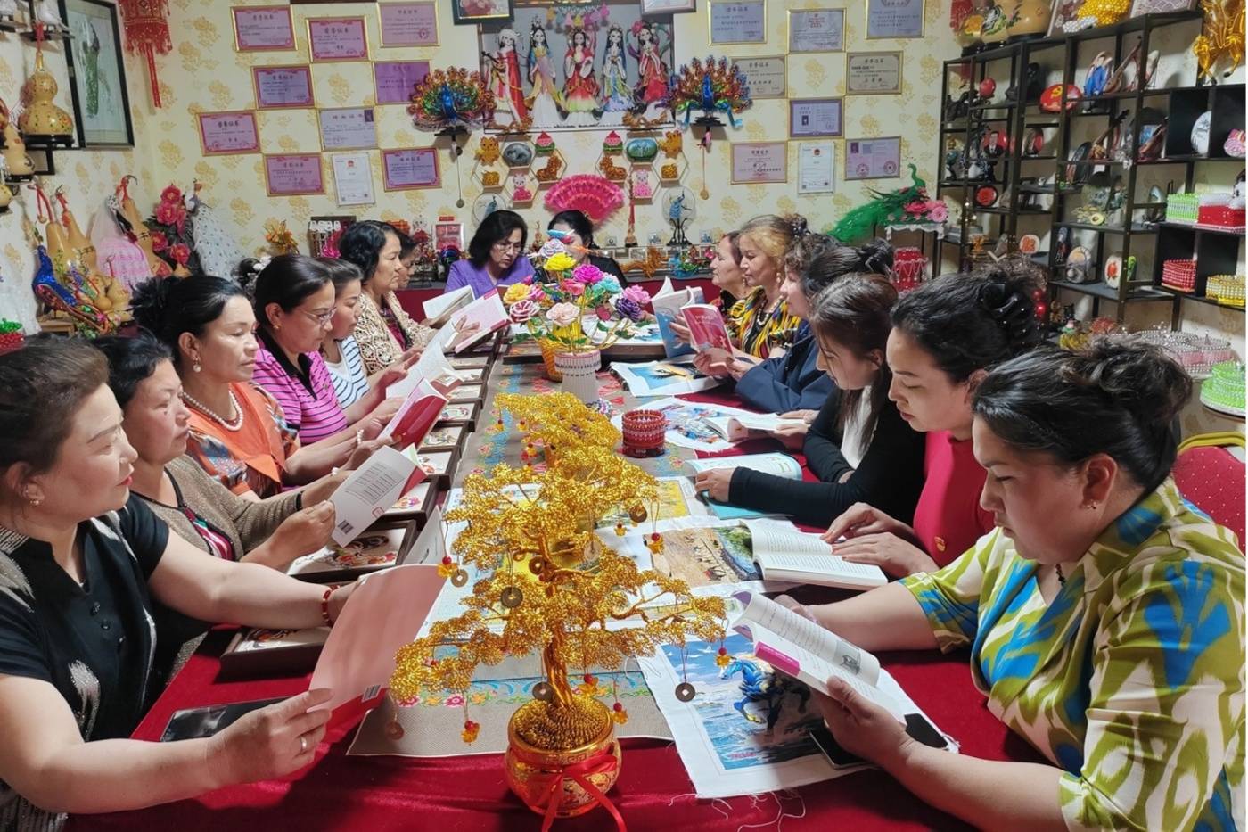 輪臺縣塔爾拉克鄉婦聯聯合巴州阿依古麗刺繡農民專業合作社舉辦“讀書學習+刺繡工學”活動