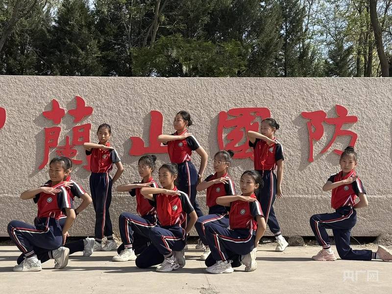 寧夏銀川：華西小學開展 20 公里徒步紅色思政實踐活動