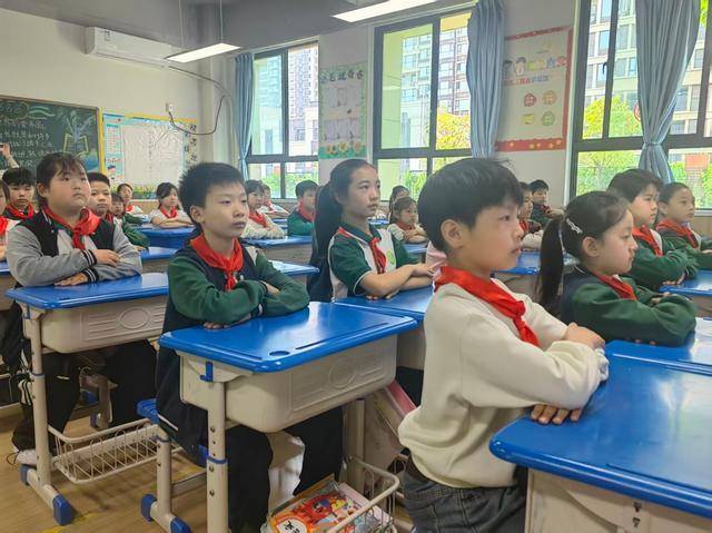 管城區二外小學開展“愛護地球 綠色同行”主題班會