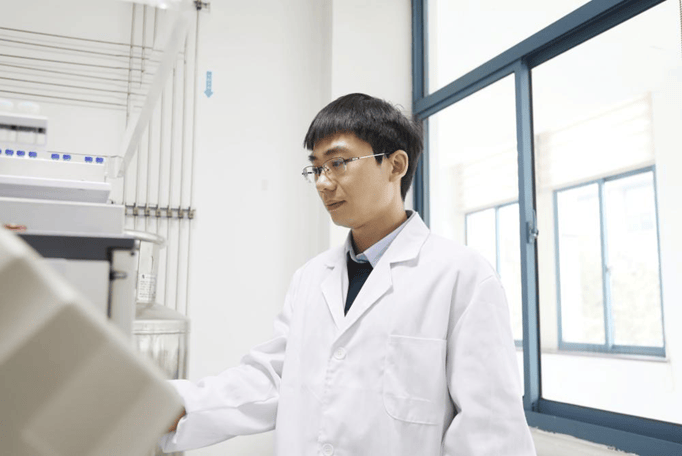 江蘇省勞動模範唐群勇：把論文寫在發酵池上，把技術融於醇香美酒