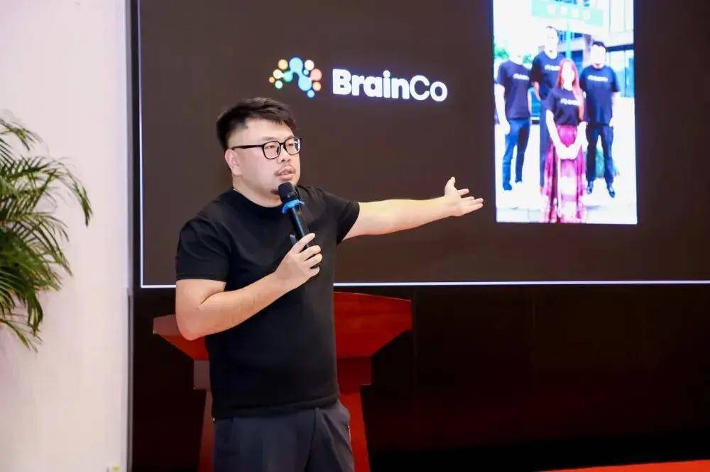 500人擠爆會場：強腦科技清華招聘