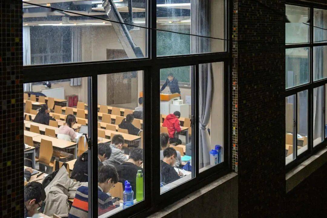 “課堂已死”？頂級大師的課堂，為何也吸引不了大學生的注意力