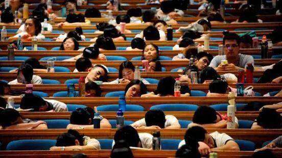 “課堂已死”？頂級大師的課堂，為何也吸引不了大學生的注意力