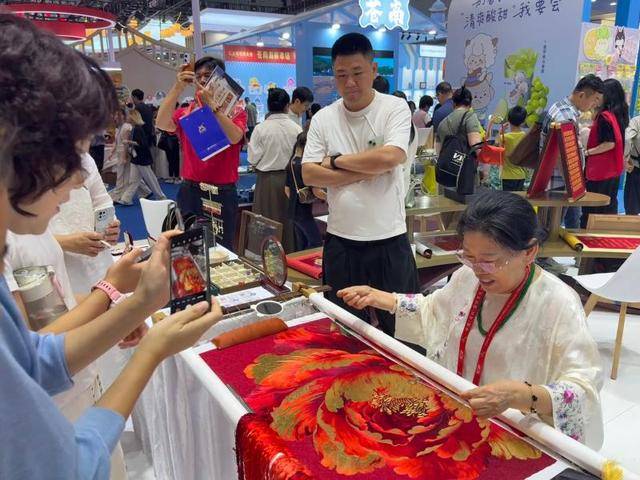一针一线藏匠心，大冶刺绣在文博会上“绣”出大市场