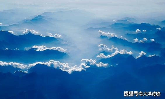 原創大洋詩歌：桃花落在青石板，晨風把它吹成一座山