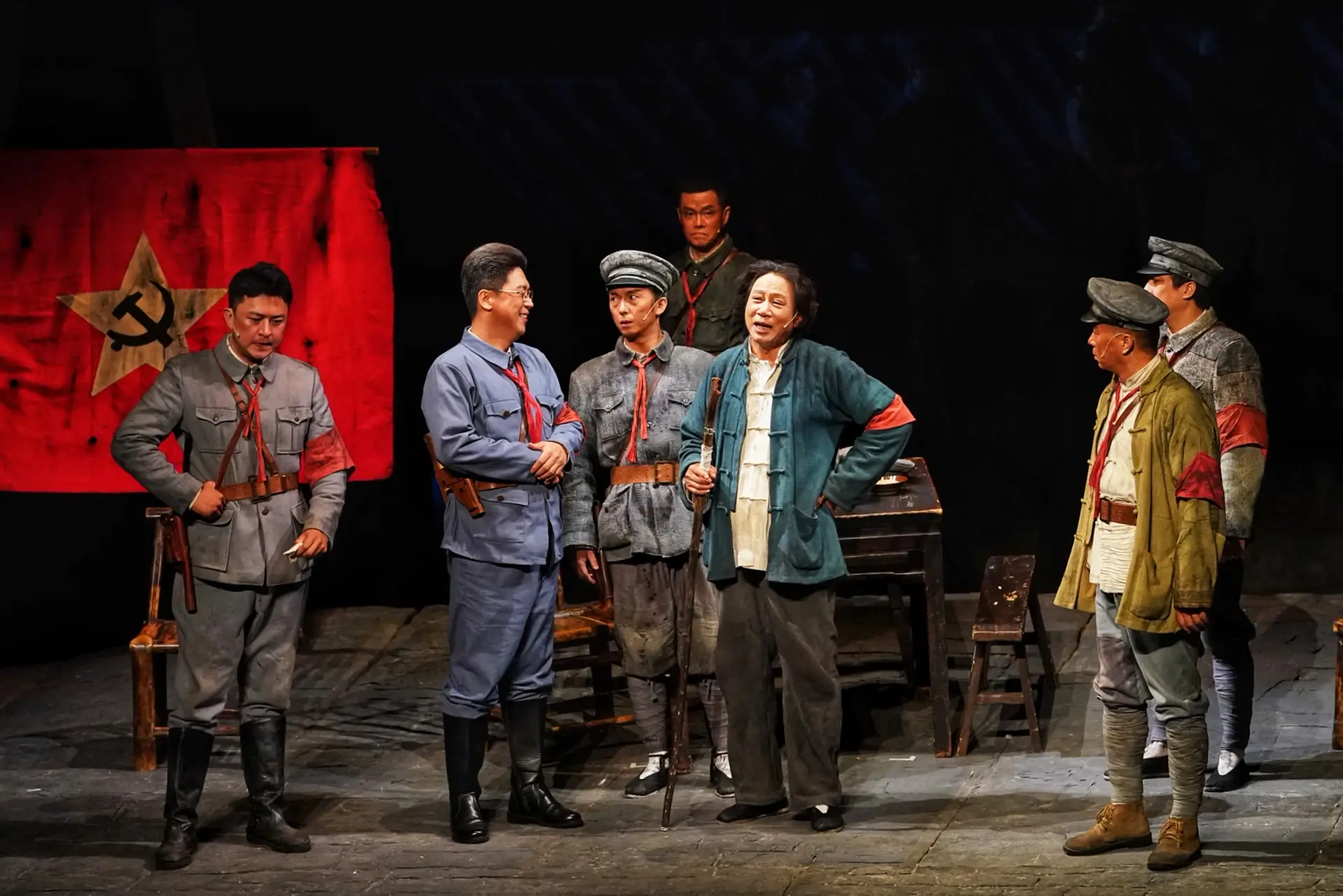 話劇《三灣，那一夜》：解開主旋律戲劇“好看”的密碼