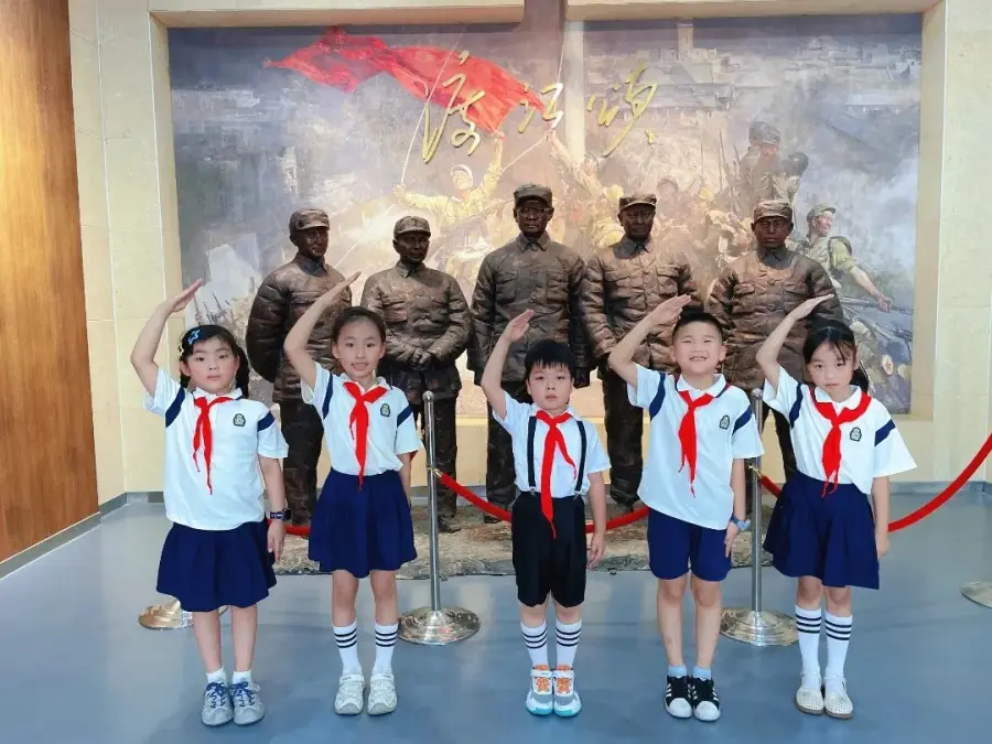 合肥市雙崗小學少先隊員走進渡江戰役總前委舊址