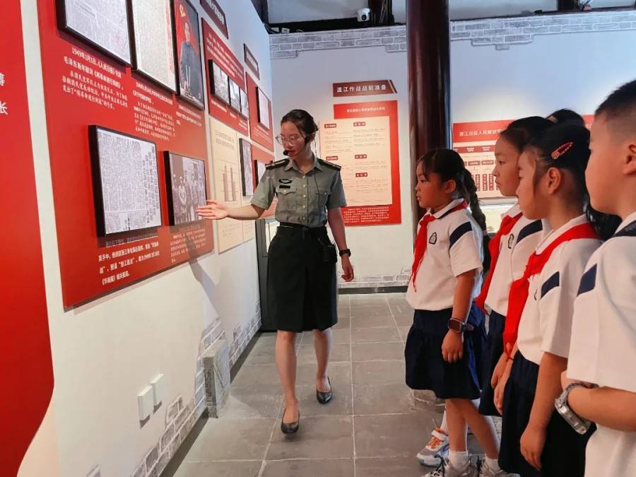 合肥市雙崗小學少先隊員走進渡江戰役總前委舊址