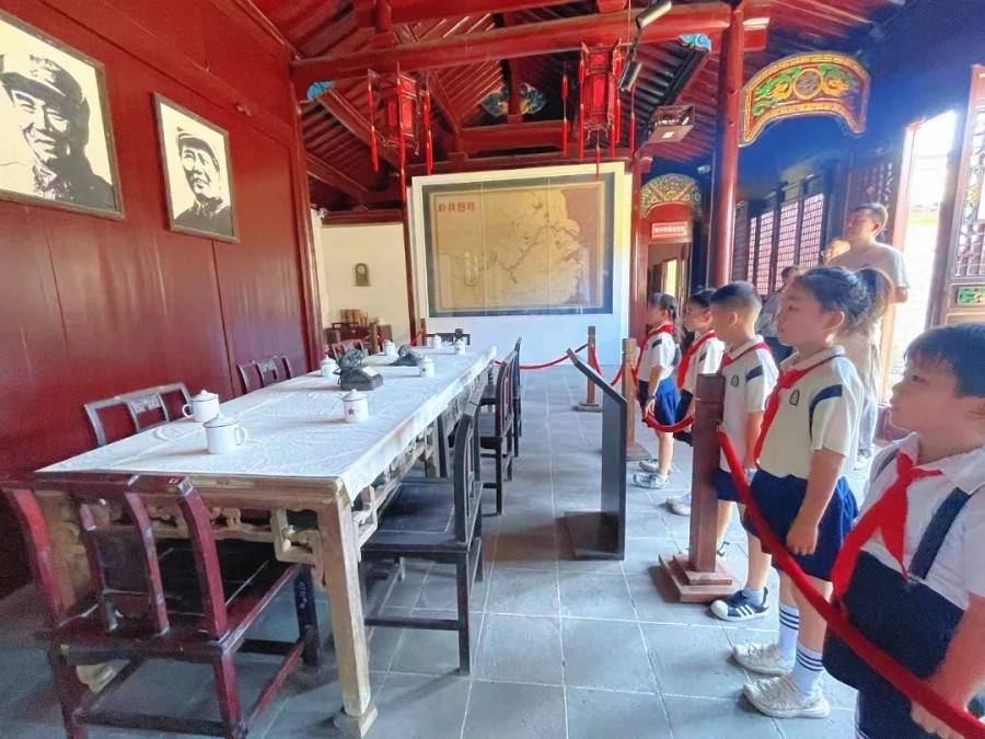 合肥市雙崗小學少先隊員走進渡江戰役總前委舊址