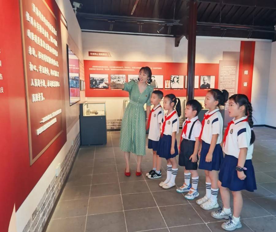 合肥市雙崗小學少先隊員走進渡江戰役總前委舊址