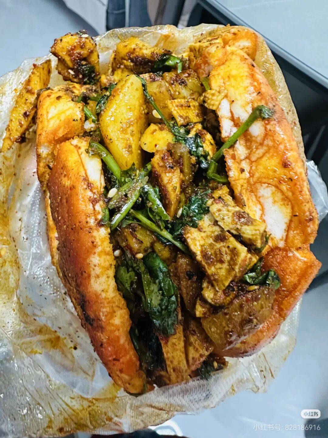 甘肅燒烤夾餅走紅北京，這一口“攢勁”美食怎麼吃？