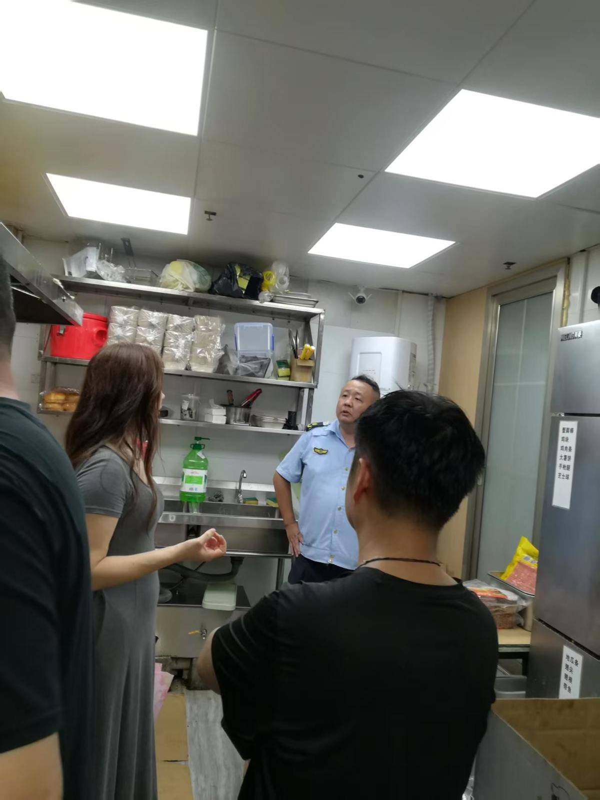 二樓地板莫名發燙，吳家山街綜合執法隊員查出肇事“元兇”
