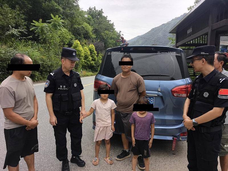 雲南怒江：暖心助團圓！民警快速幫助兩名走失兒童找到家人