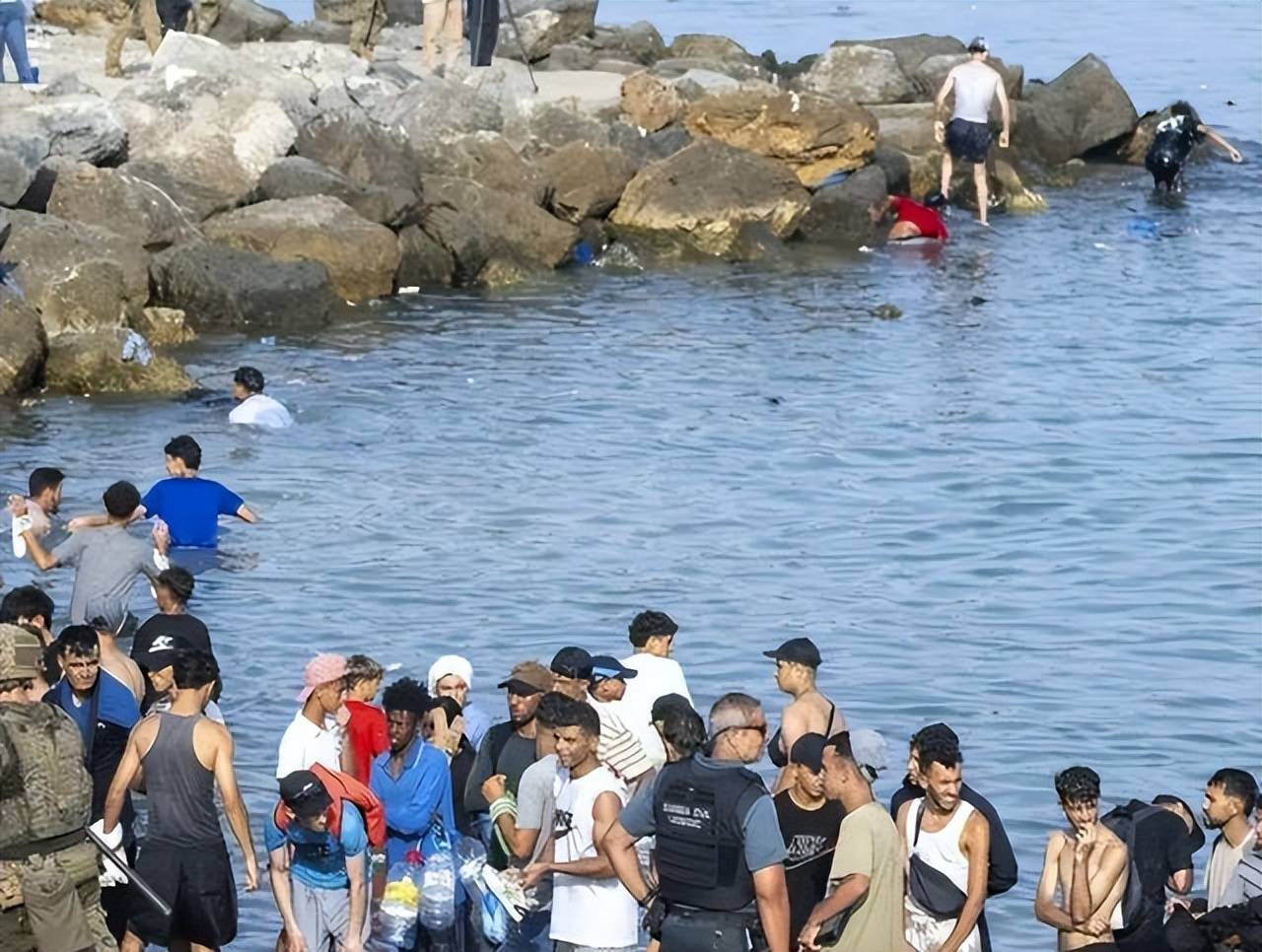 原創大批移民瘋狂衝關，揚言要來中俄？中方立下鐵規：三條紅線別碰