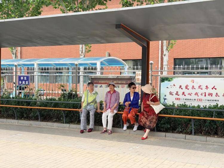小學門口的“一根棍兒”，怎麼就火了？