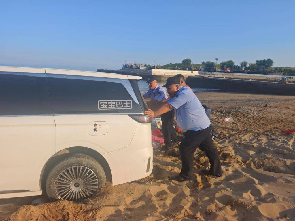 漲潮遇險！外地遊客車輛深陷沙灘，嶗山公安快速處置