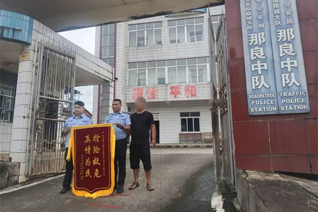 深夜巡邏遇火情快速處置護民安