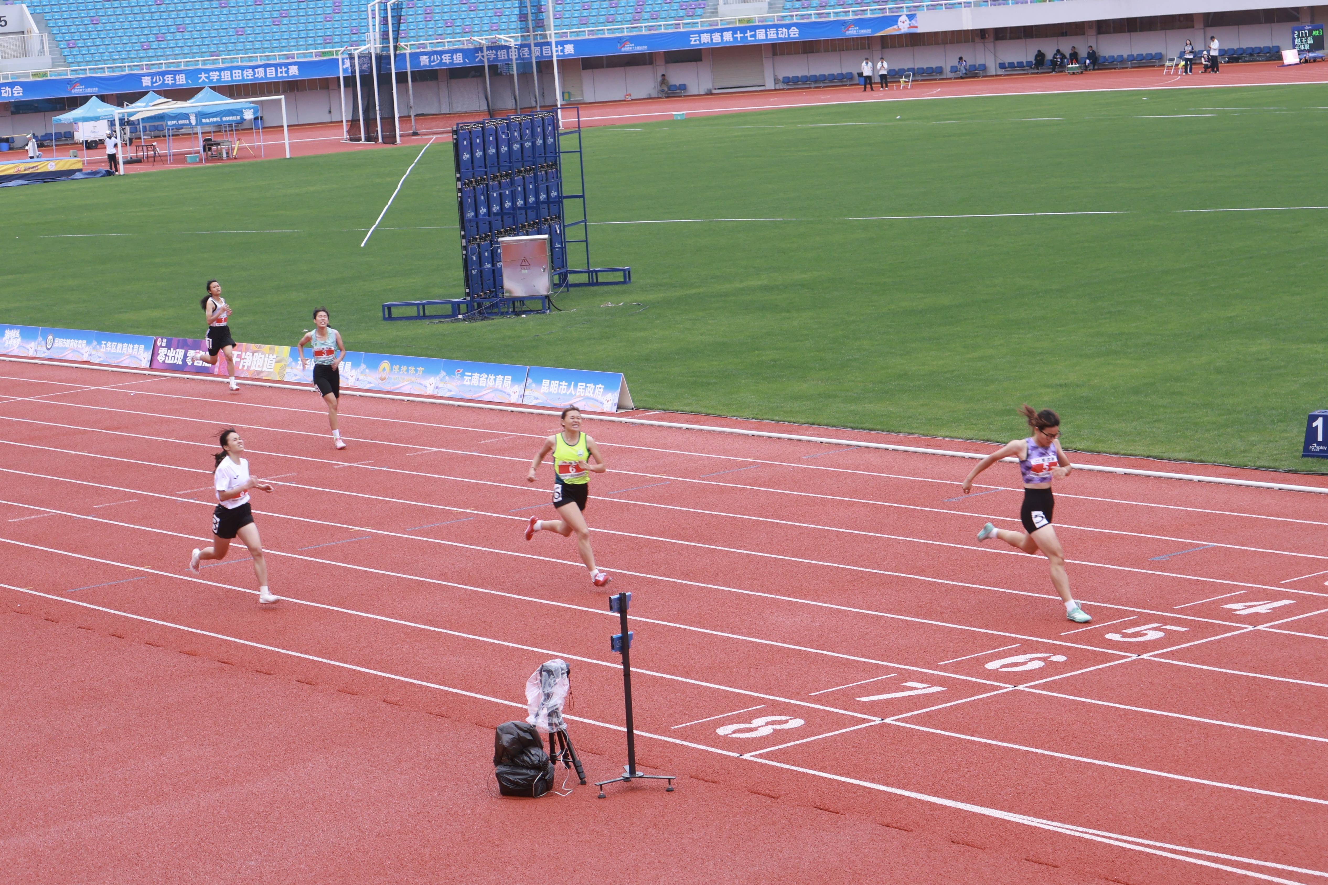 陰雨難擋逐夢熱！雲南省第十七屆運動會大學組田徑賽事激戰正酣