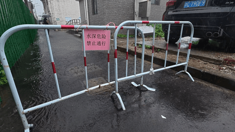 “白海豚”暴雨致老城廂積水，青浦防汛隊伍快速搶排保暢通