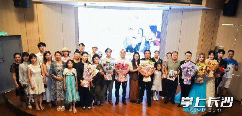 原創曾因聲帶小結險告別舞臺，中學副校長陳偉長沙圓夢開唱