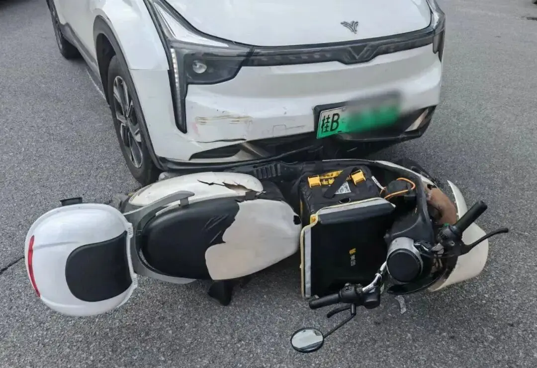 廣西 | 注意安全！一外賣小哥闖紅燈穿入車流，結果被汽車撞飛受傷！