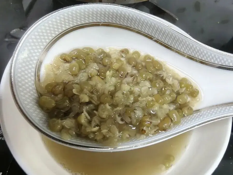 紅色綠豆湯沒營養？有人喝綠豆湯進急診室？這道夏日美食，很多人有誤區
