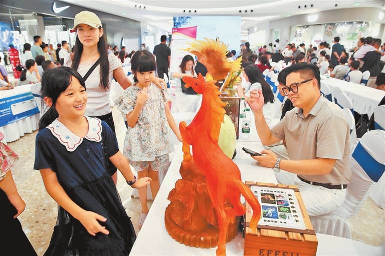 招聘夜市 煙火氣裡聚人才（鏡頭裡的河南）