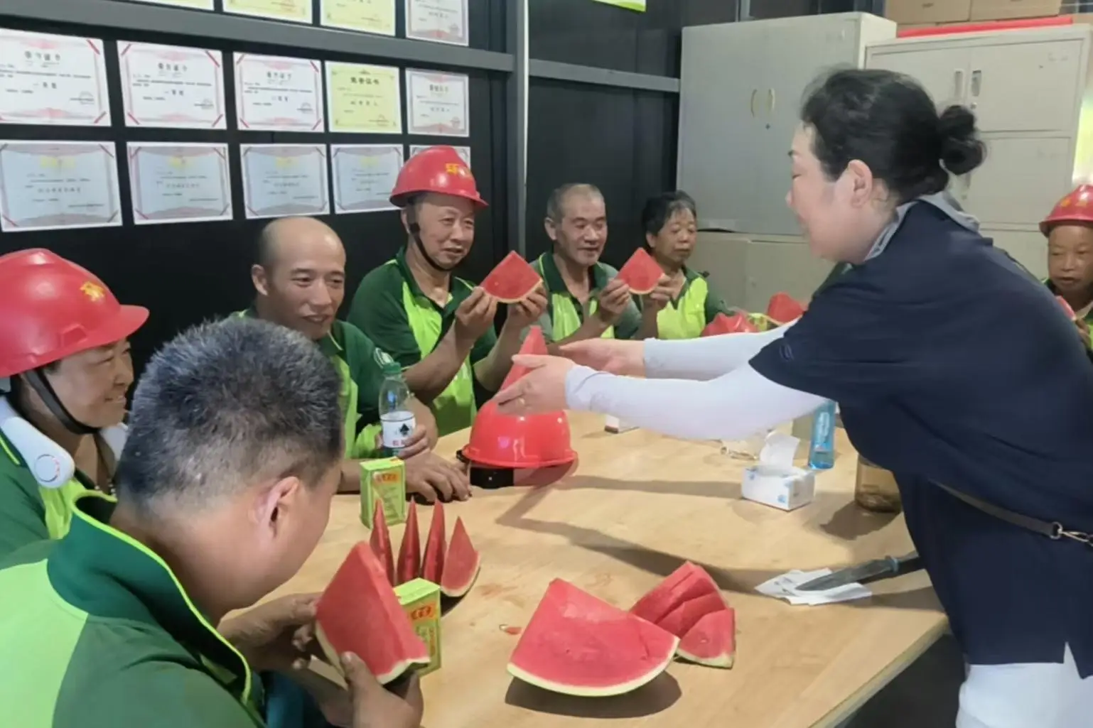 為“蓉城美容師”撐起炎夏“遮陽傘”，青羊區多措並舉送清涼