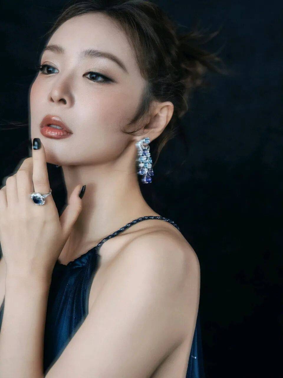 原創高葉的“大嫂”美學到底有多絕？深藍星河與黑金刺繡，把高階感拿捏得死死的！