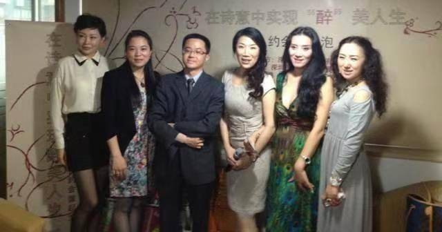 【羅志淵詩歌酒會】其實，羅志淵先生與企業家朋友辦過無數場羅志淵詩歌酒會，反響很好的。那些讀過羅志淵詩歌，又與羅志淵喝過酒的人，後來都愛上了羅志淵……範圍仍在擴大中，現在不僅女人會愛上羅志淵，男人也會愛上羅志淵……真相就是：羅志淵以真誠熱愛這個世界，這個世界也熱愛羅志淵。在人世間，愛的力...