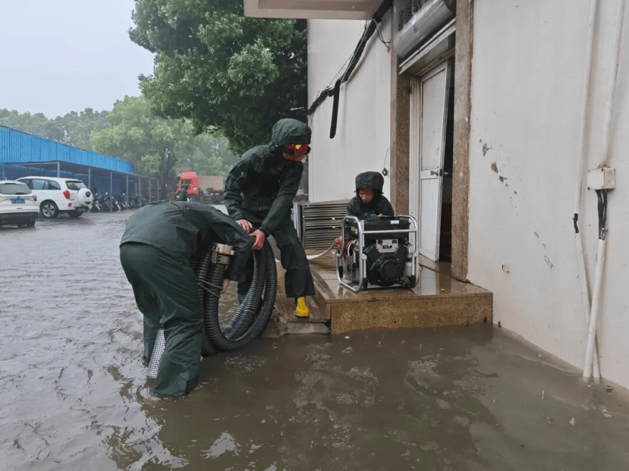 青浦消防快速出動排水，守護群眾生命財產安全