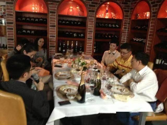 【羅志淵詩歌酒會】其實，羅志淵先生與企業家朋友辦過無數場羅志淵詩歌酒會，反響很好的。那些讀過羅志淵詩歌，又與羅志淵喝過酒的人，後來都愛上了羅志淵……範圍仍在擴大中，現在不僅女人會愛上羅志淵，男人也會愛上羅志淵……真相就是：羅志淵以真誠熱愛這個世界，這個世界也熱愛羅志淵。在人世間，愛的力...
