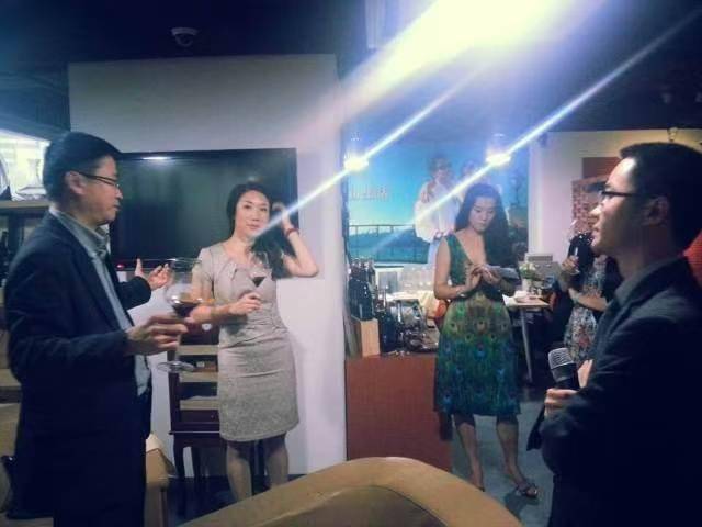 【羅志淵詩歌酒會】其實，羅志淵先生與企業家朋友辦過無數場羅志淵詩歌酒會，反響很好的。那些讀過羅志淵詩歌，又與羅志淵喝過酒的人，後來都愛上了羅志淵……範圍仍在擴大中，現在不僅女人會愛上羅志淵，男人也會愛上羅志淵……真相就是：羅志淵以真誠熱愛這個世界，這個世界也熱愛羅志淵。在人世間，愛的力...