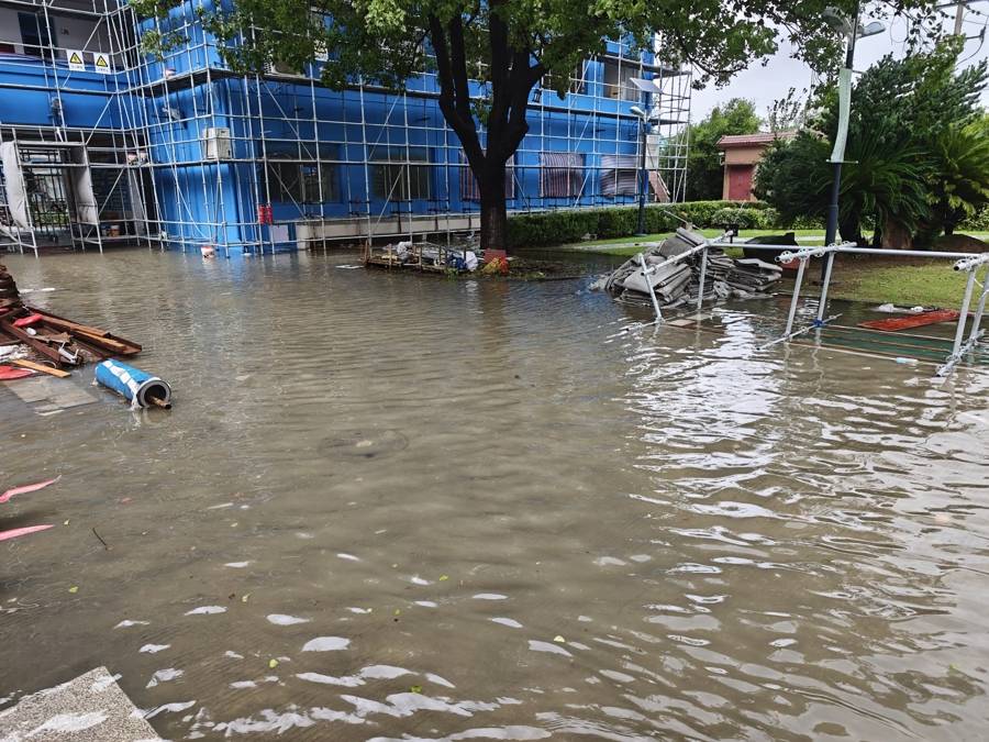 颱風降雨致崇明長明中學校園積水，崇明消防緊急排澇→