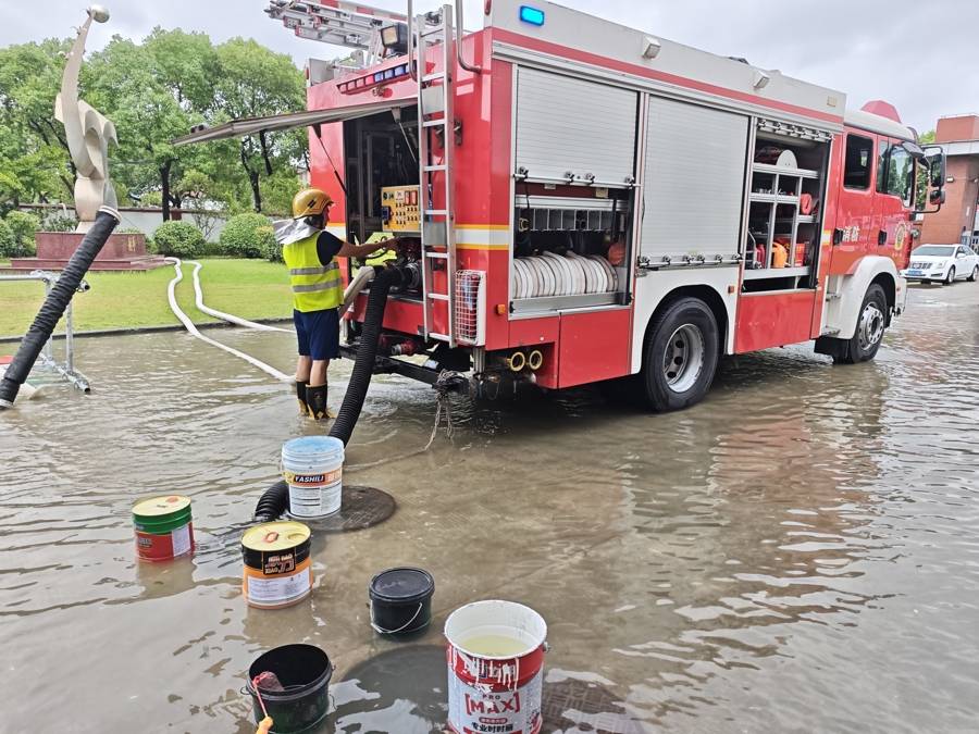 颱風降雨致崇明長明中學校園積水，崇明消防緊急排澇→