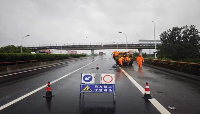 雨中搶修保通行淮陰公路快速處置路面坑塘