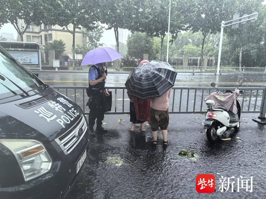 迎戰颱風 “白海豚”，京口巡特警快速處置路面各類險情