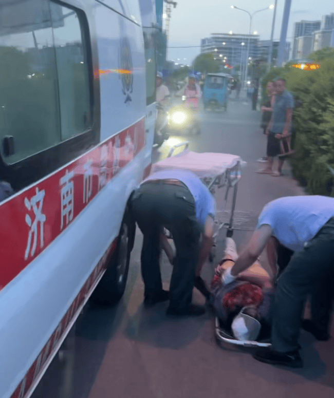 遇事敢上、出手能幫！快遞小哥街頭仗義施救，婉拒酬謝溫暖泉城