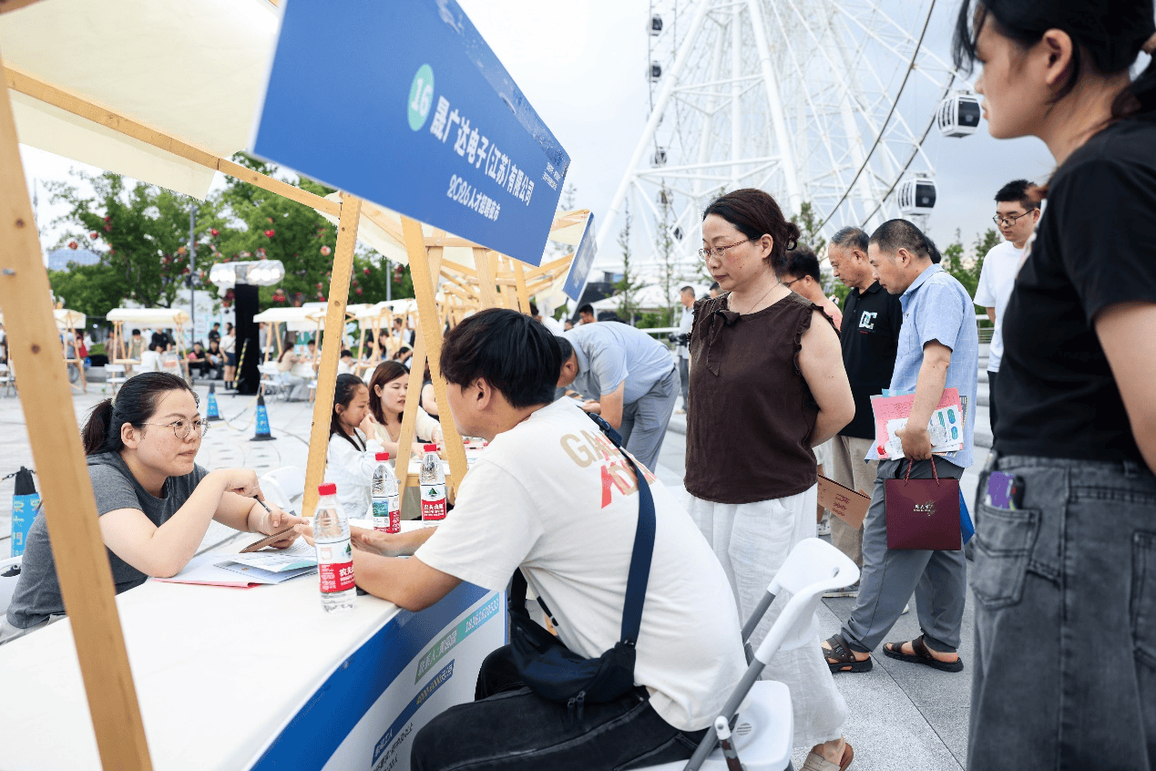 鹽城經開區舉辦“產才融合 就在經開”人才招聘夜市