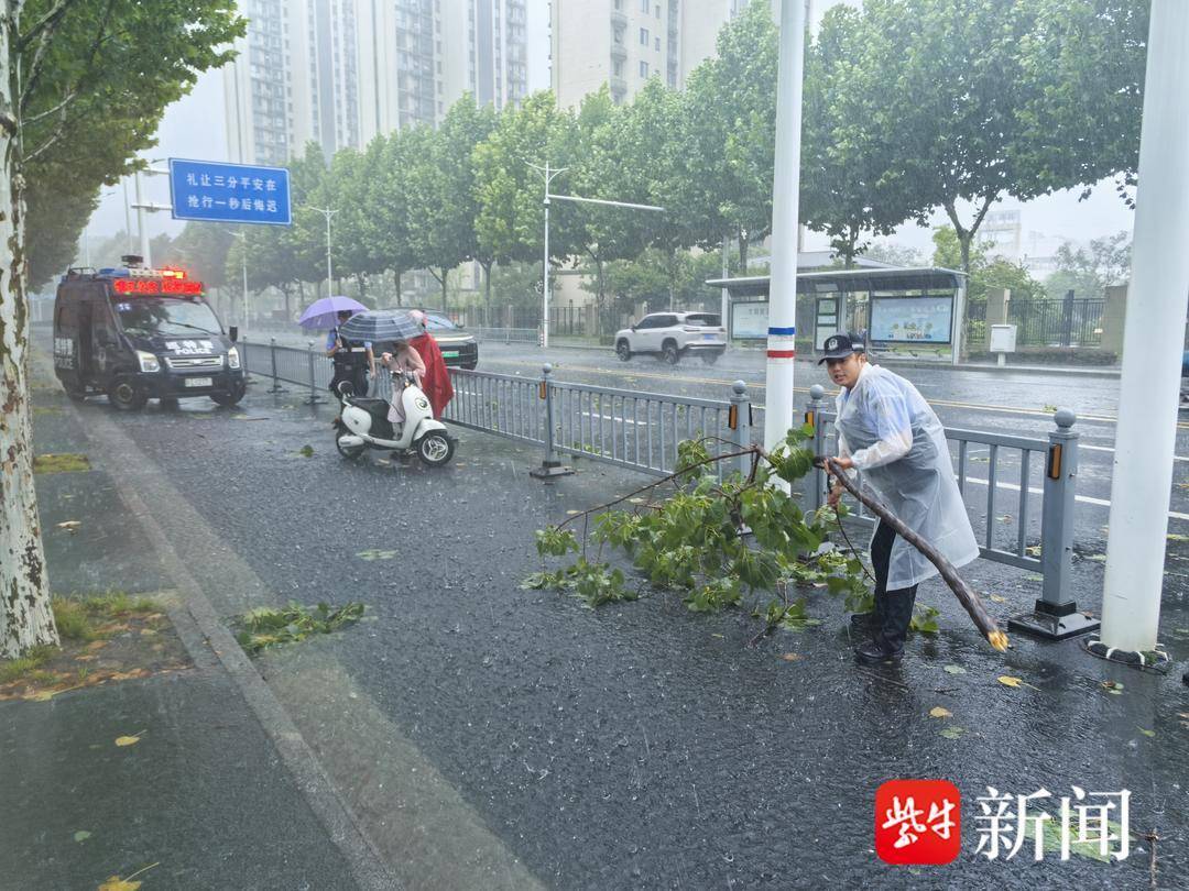 迎戰颱風 “白海豚”，京口巡特警快速處置路面各類險情