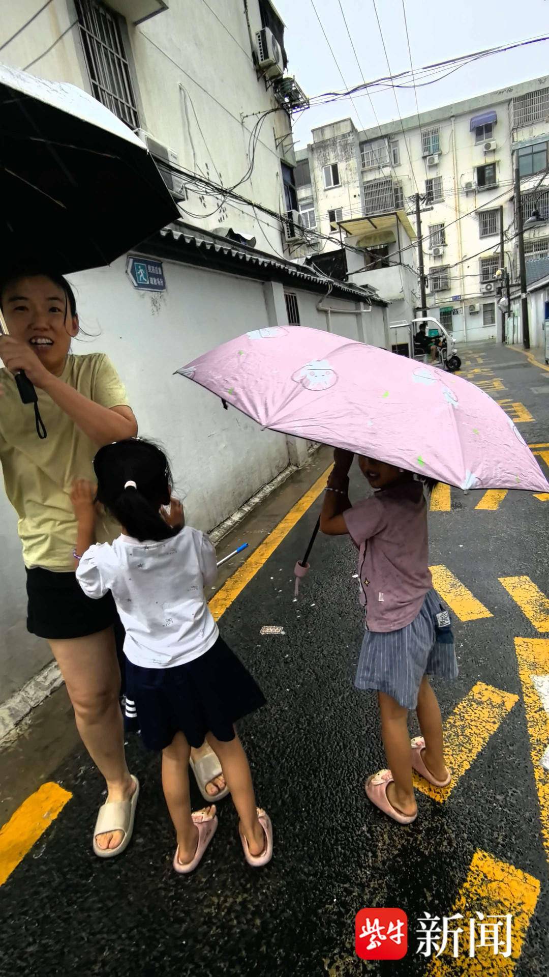 “雨下大了，先回去！”蘇州6歲雙胞胎冒雨出門拿快遞被“勸退”