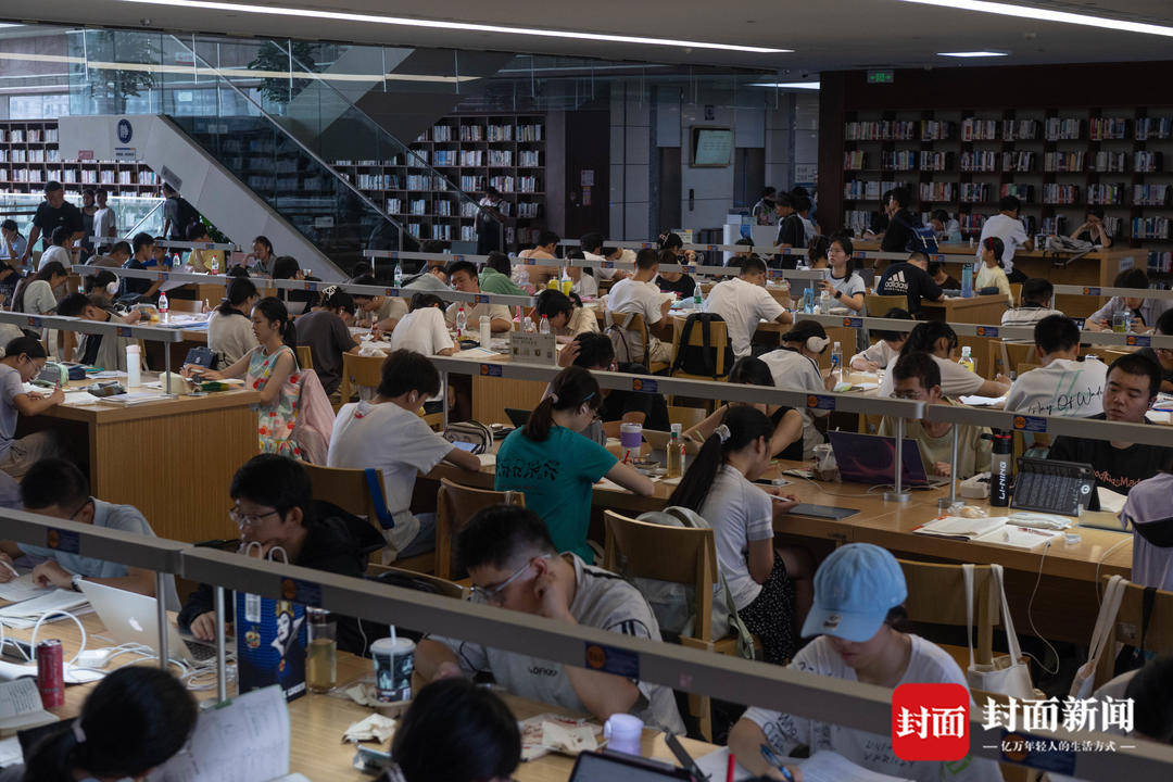 “充電”避暑做早操 圖書館裡一座難求|
