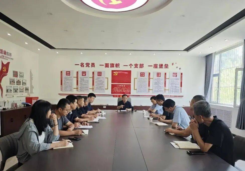 杜侯平在石樓縣職業中學調研