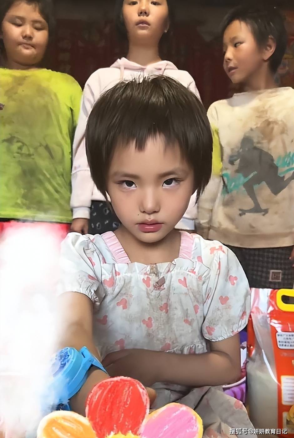 “窮加上美貌，就是災難”，農村小學女生相貌驚豔，網友卻不看好
