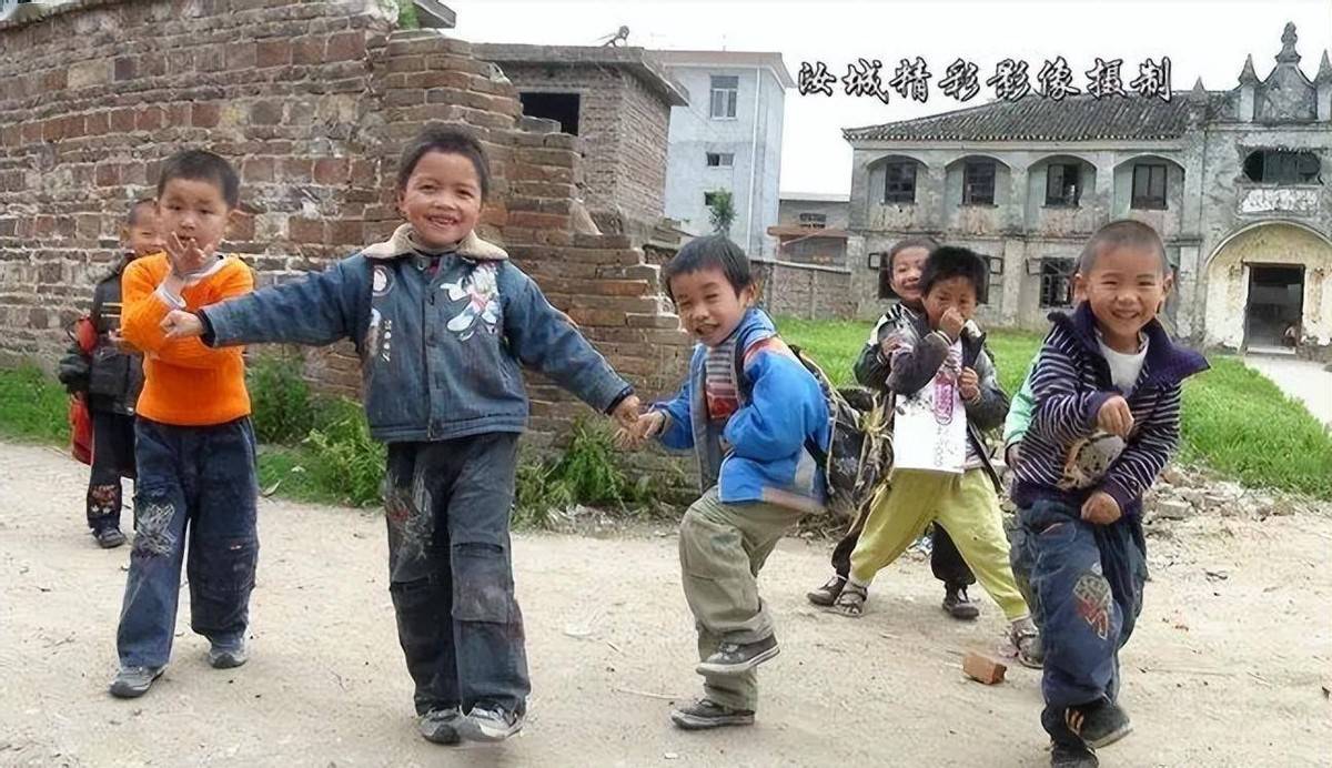 原創女兒上大學，父母全家跟去食堂做飯，這事兒為啥能讓十萬人點贊？