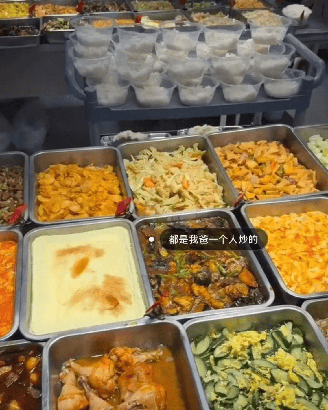 原創女兒上大學，父母全家跟去食堂做飯，這事兒為啥能讓十萬人點贊？