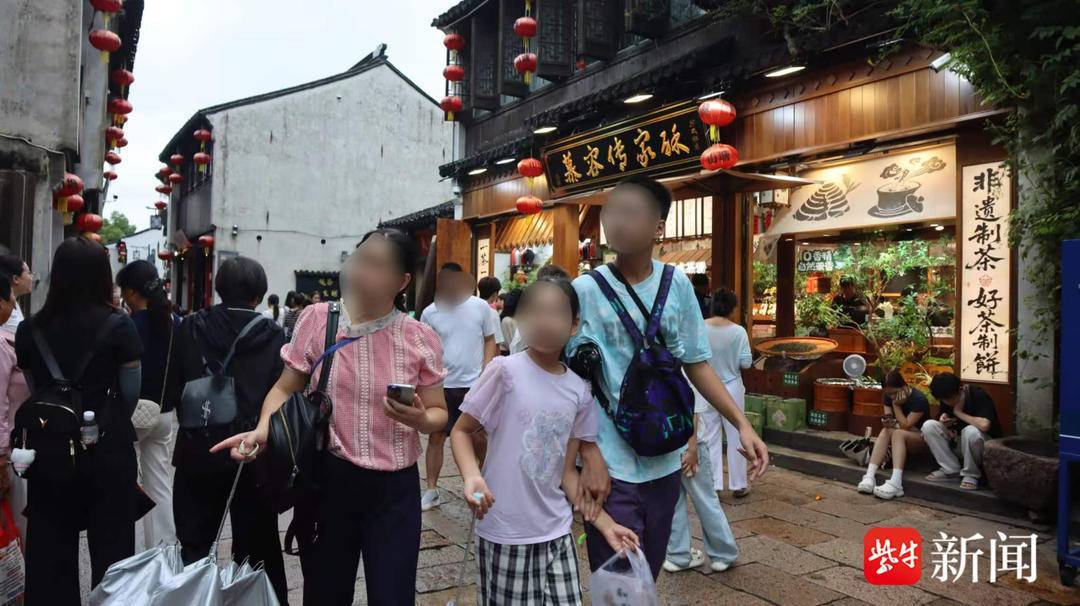 颱風過後，蘇州各大景區陸續開門迎客。商戶：人氣快速回升，遠超預期